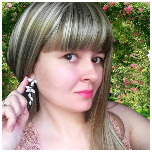 The Mirah Swarovski Crystals Leaf Earrings - Picture 5 of 5